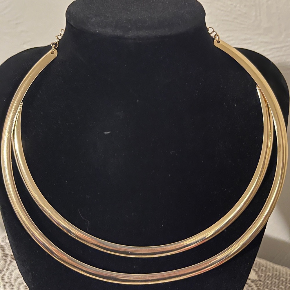 Elegant Gold Hoop Necklace